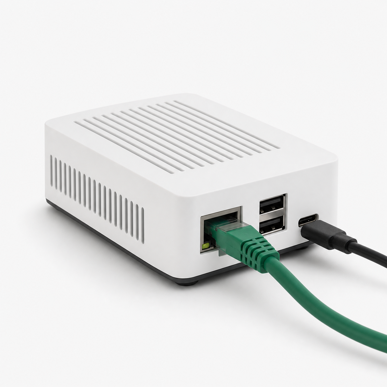 Symbolbild einer weißen, kompakten Pi-hole-Netzwerk-Appliance mit angeschlossenem Netzwerkkabel