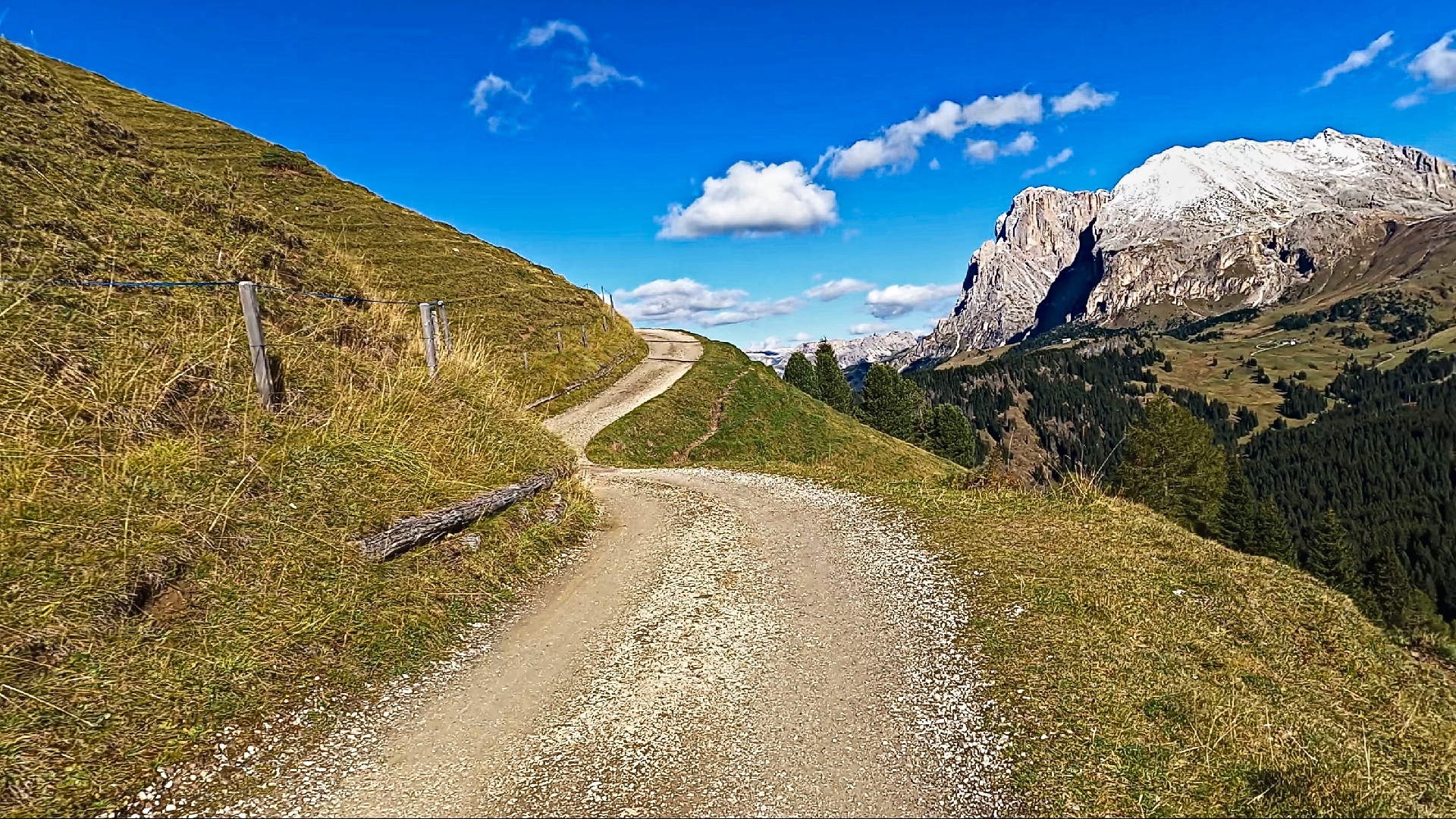 Geschwungener Bergweg auf der Seiser Alm mit Blick auf die Dolomiten